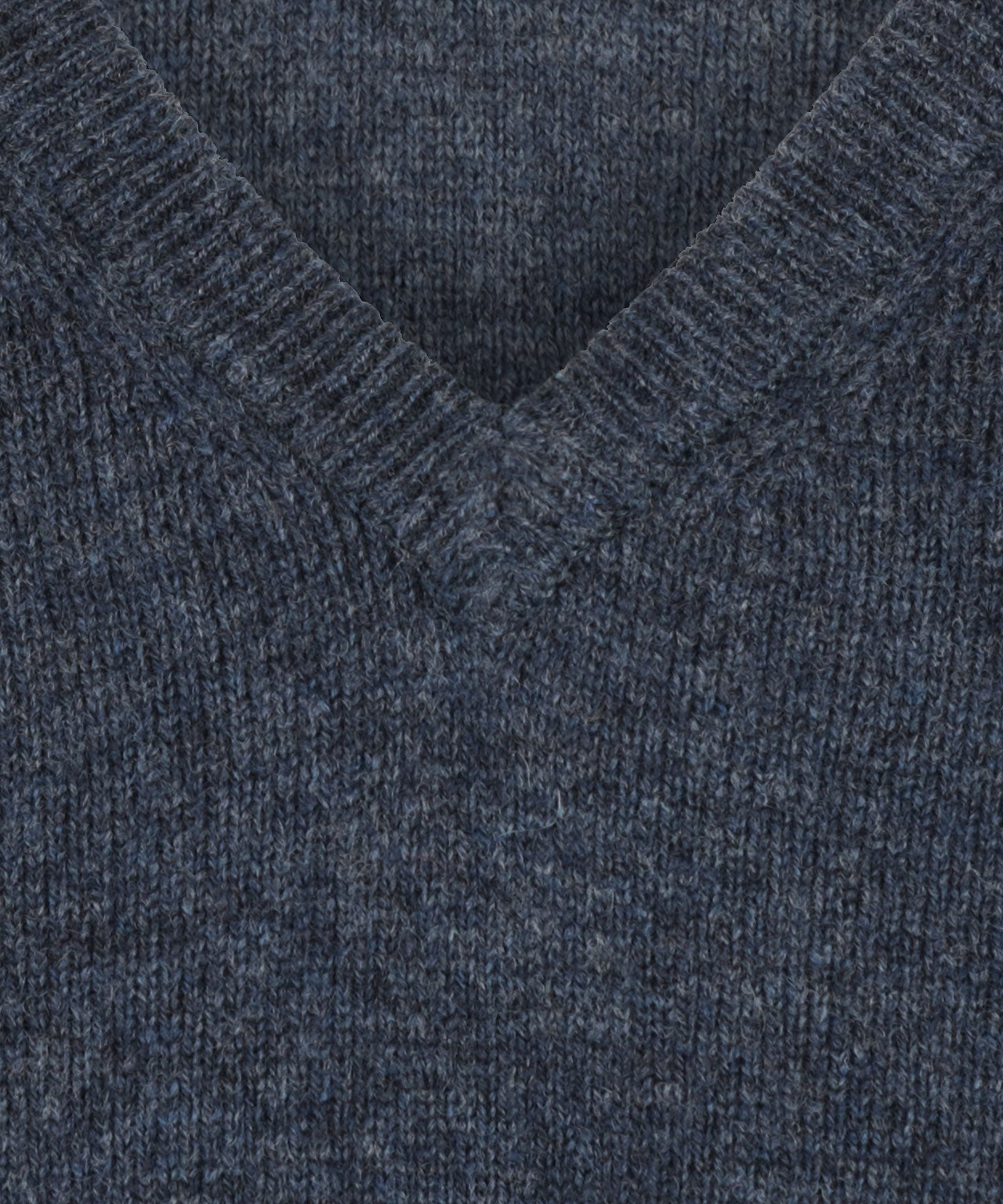 Klassischer Lammwollpullover mit V-Ausschnitt | Denimblau