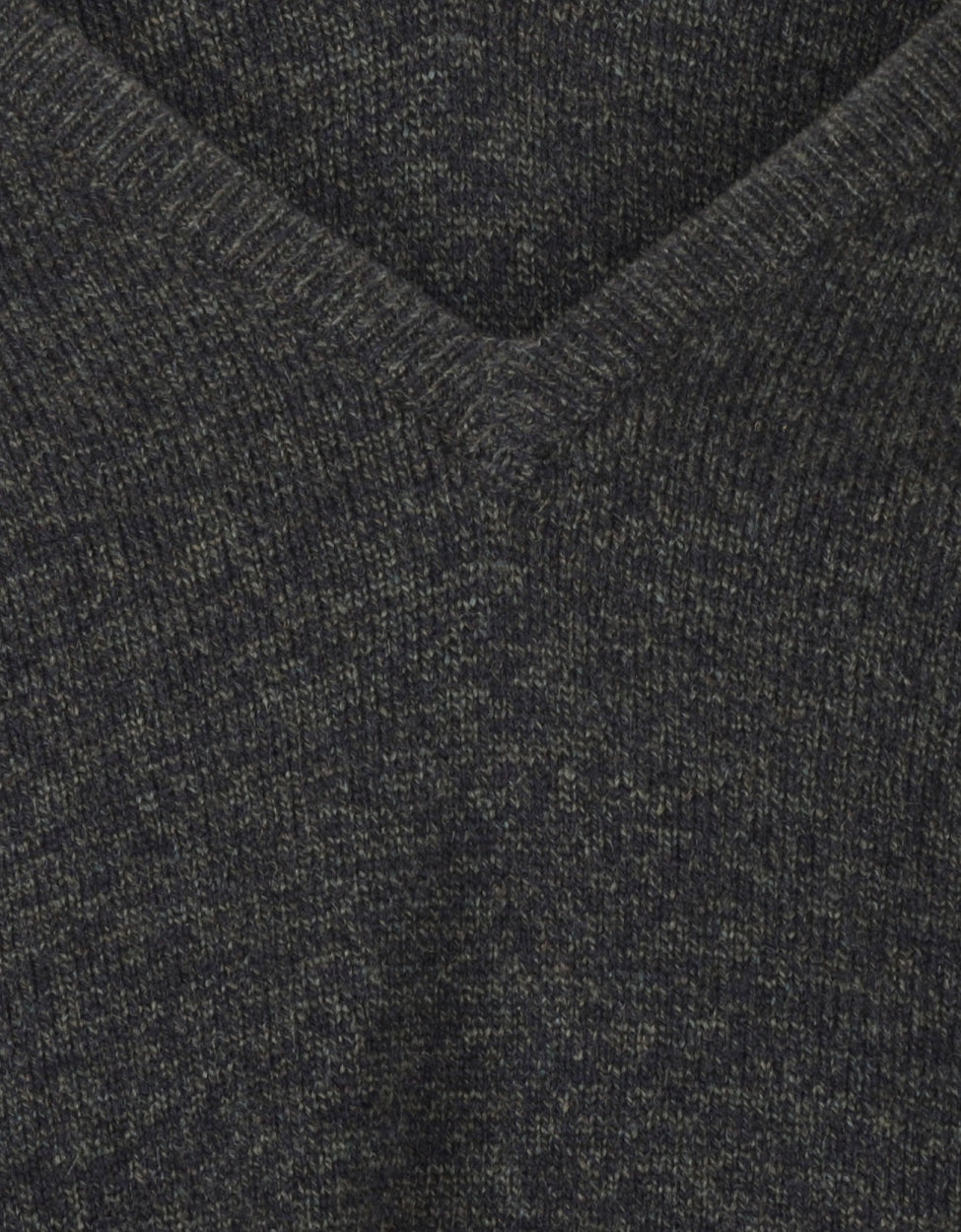 William Lockie V-Ausschnitt-Pullover aus Lammwolle | Marineblau/Seegrün