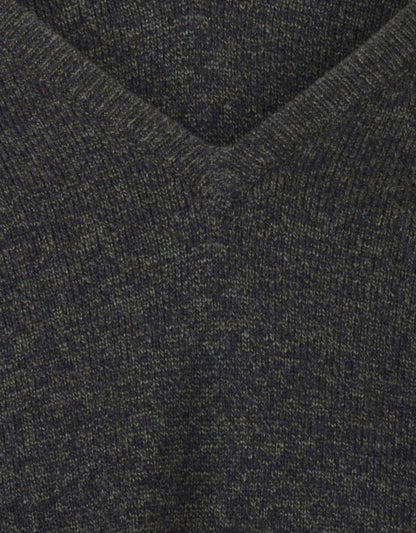 William Lockie V-Ausschnitt-Pullover aus Lammwolle | Marineblau/Seegrün