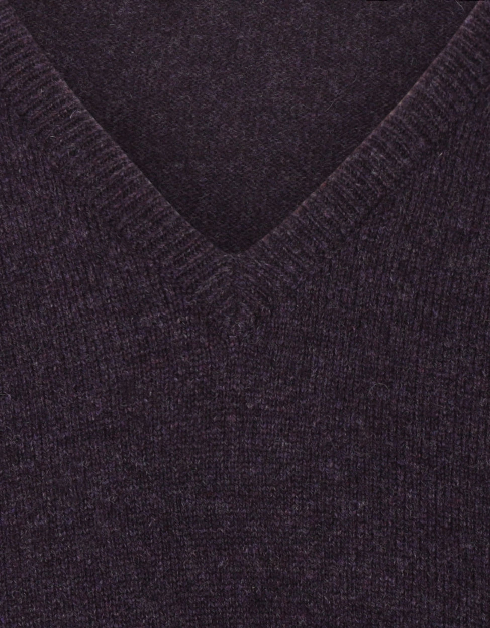 William Lockie V-Ausschnitt-Pullover aus Lammwolle | Holunderbeere